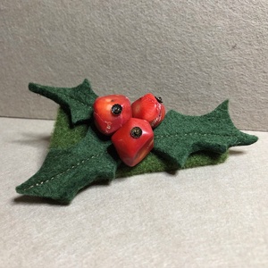 Karácsonyi magyalos hajcsat-filcből és korallból - Meska.hu