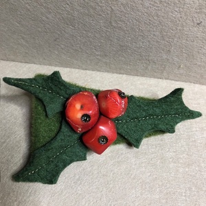 Karácsonyi magyalos hajcsat-filcből és korallból - ékszer - kitűző és bross - Meska.hu