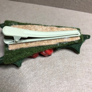 Karácsonyi magyalos hajcsat-filcből és korallból - ékszer - kitűző és bross - Meska.hu