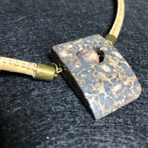 Vörös leopárd jáspis medál-golyóval, parafa zsinórral - ékszer - nyaklánc - hosszú nyaklánc - Meska.hu