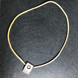 Vörös leopárd jáspis medál-golyóval, parafa zsinórral - ékszer - nyaklánc - hosszú nyaklánc - Meska.hu