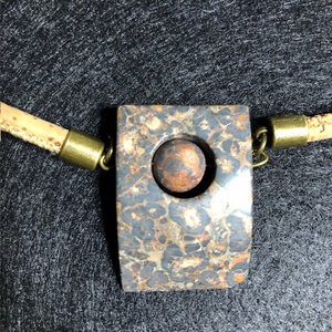 Vörös leopárd jáspis medál-golyóval, parafa zsinórral - ékszer - nyaklánc - hosszú nyaklánc - Meska.hu