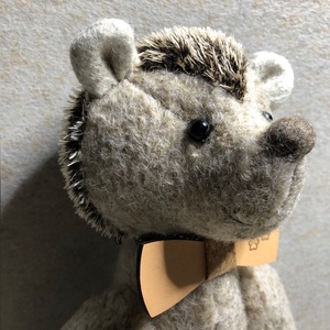 Süni-hordható bőrnyakkendővel - játék & sport - plüssállat & játékfigura - süni - Meska.hu