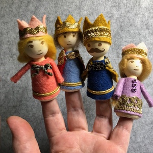 Fából készült öltöztetett ujjbábok - Meska.hu