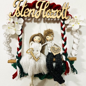 Magyar színekben készült makramé pár ajtódekoráció � Isten hozott kopogtató - otthon & életmód - dekoráció - fali és függő dekoráció - falra akasztható dekor - Meska.hu