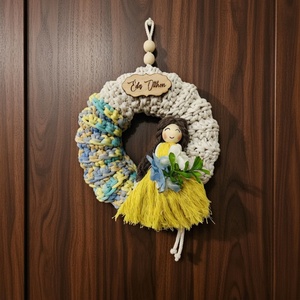 Tavaszi makramé baba ajtódekoráció virágcsokorral � kézzel készült üde tavaszi ajtódísz - Meska.hu