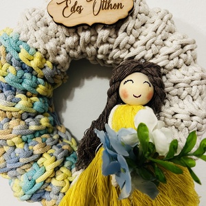 Tavaszi makramé baba ajtódekoráció virágcsokorral � kézzel készült üde tavaszi ajtódísz - otthon & életmód - dekoráció - fali és függő dekoráció - falra akasztható dekor - Meska.hu