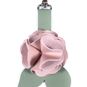 Rózsa kulcstartó bőrből (világos rózsa+sötét pasztell zöld), Táska & Tok, Kulcstartó & Táskadísz, Kulcstartó, Bőrművesség, MESKA