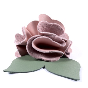 Rózsa kulcstartó bőrből (világos rózsa+sötét pasztell zöld) - táska & tok - kulcstartó & táskadísz - kulcstartó - Meska.hu