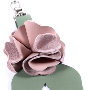 Rózsa kulcstartó bőrből (világos rózsa+sötét pasztell zöld) - táska & tok - kulcstartó & táskadísz - kulcstartó - Meska.hu