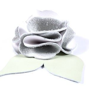 Rózsa kulcstartó bőrből (fehér+világos pasztell zöld) - táska & tok - kulcstartó & táskadísz - kulcstartó - Meska.hu