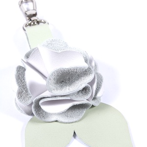 Rózsa kulcstartó bőrből (fehér+világos pasztell zöld) - táska & tok - kulcstartó & táskadísz - kulcstartó - Meska.hu