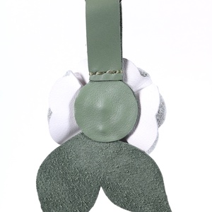 Rózsa kulcstartó bőrből (fehér+sötét pasztell zöld) - táska & tok - kulcstartó & táskadísz - kulcstartó - Meska.hu