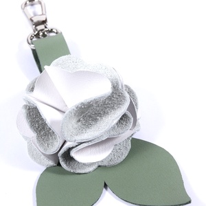 Rózsa kulcstartó bőrből (fehér+sötét pasztell zöld) - táska & tok - kulcstartó & táskadísz - kulcstartó - Meska.hu