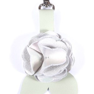 Rózsa kulcstartó bőrből (gyöngyházfényű+világos pasztell zöld) - Meska.hu