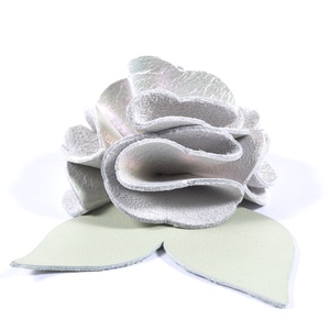 Rózsa kulcstartó bőrből (gyöngyházfényű+világos pasztell zöld) - táska & tok - kulcstartó & táskadísz - kulcstartó - Meska.hu