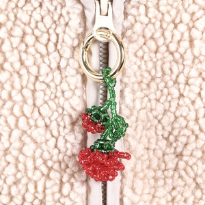 Rózsa táskadísz gyöngyből (piros+zöld) - táska & tok - kulcstartó & táskadísz - táskadísz - Meska.hu