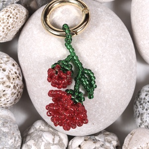 Rózsa táskadísz gyöngyből (piros+zöld) - táska & tok - kulcstartó & táskadísz - táskadísz - Meska.hu