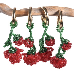 Rózsa táskadísz gyöngyből (piros+zöld) - táska & tok - kulcstartó & táskadísz - táskadísz - Meska.hu