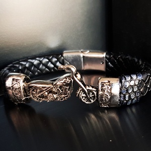 Motoros rájabőrös férfi karkötő - ékszer - karkötő - fonott karkötő - Meska.hu