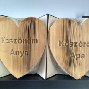 Köszönöm Anya/Apa szívben könyvszobor, Otthon & Életmód, Dekoráció, Asztal és polc dekoráció, Könyvszobor, Papírművészet, MESKA