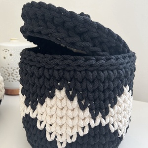 Fekete-fehér horgolt kosár tetővel - otthon & életmód - dekoráció - asztal és polc dekoráció - dekorációs tál, tartó - Meska.hu