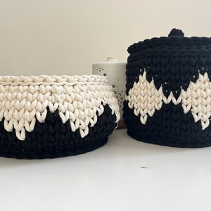 Fekete-fehér horgolt kosár tetővel - otthon & életmód - dekoráció - asztal és polc dekoráció - dekorációs tál, tartó - Meska.hu