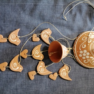 Szélcsengő madárkás, Otthon & Életmód, Ház & Kert, Szélcsengő, Kerámia, Vörösre égő agyagból készült szélcsengő. Két csengőt és hat függő díszt tartalmaz . A teljes hossza..., MESKA