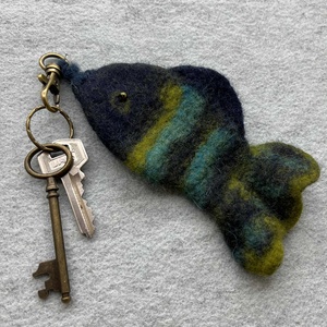 Kulcstartó nemez halacska - Meska.hu