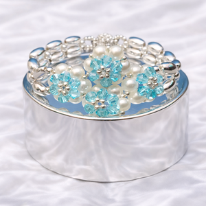 Tenger Gyöngye , Ékszer, Karkötő, Gyöngyös karkötő, , Ez a kézzel készült karkötő türkizkék kristályvirágokkal és gyöngyökkel díszített, ezüst színű elem..., MESKA