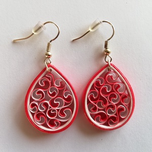 Quilling technikával készült piros fülbevaló - ékszer - fülbevaló - lógó csepp fülbevaló - Meska.hu