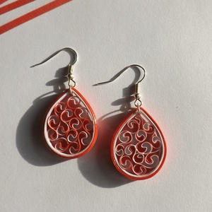 Quilling technikával készült piros fülbevaló - ékszer - fülbevaló - lógó csepp fülbevaló - Meska.hu