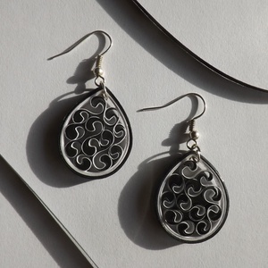 Elegáns vidámság - quilling technikával készült fülbevaló - Meska.hu
