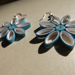 Kék-fehér virág - quilling technikával készült fülbevaló - ékszer - fülbevaló - lógó fülbevaló - Meska.hu