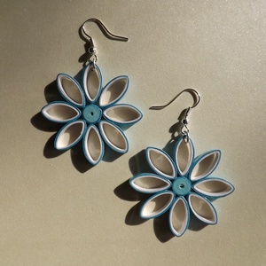 Kék-fehér virág - quilling technikával készült fülbevaló - ékszer - fülbevaló - lógó fülbevaló - Meska.hu