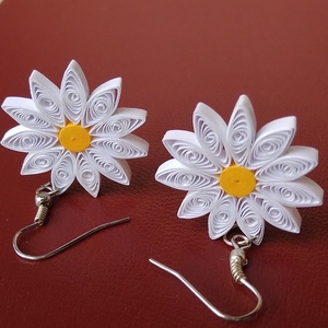 Százszorszép - quilling technikával készült fülbevaló - ékszer - fülbevaló - lógó fülbevaló - Meska.hu