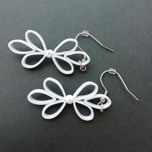 Fehér virágos, quilling technikával készült fülbevaló - ékszer - fülbevaló - lógó fülbevaló - Meska.hu
