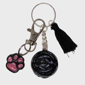 Mancsos fekete kulcstartó - Meska.hu