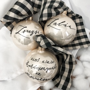 Kézzel írt karácsonyi fényes gyöngyházfényű fehér üveggömb - Feliratos - Egyedi - Névre szóló - karácsony - karácsonyi lakásdekoráció - karácsonyfadíszek - Meska.hu