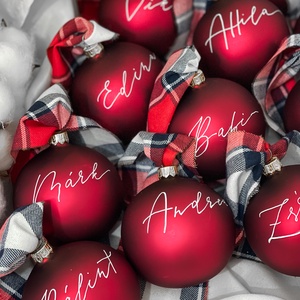 Kézzel írt karácsonyi fényes gyöngyházfényű fehér üveggömb - Feliratos - Egyedi - Névre szóló - karácsony - karácsonyi lakásdekoráció - karácsonyfadíszek - Meska.hu