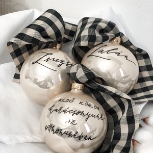 Kézzel írt karácsonyi matt bordó üveggömb - Feliratos - Egyedi - Névre szóló - karácsony - karácsonyi lakásdekoráció - karácsonyfadíszek - Meska.hu