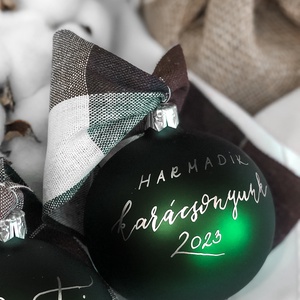 Kézzel írt karácsonyi matt smaragdzöld üveggömb - Feliratos - Egyedi - Névre szóló, Karácsony, Karácsonyi lakásdekoráció, Karácsonyfadíszek, Üvegművészet, Fotó, grafika, rajz, illusztráció, MESKA