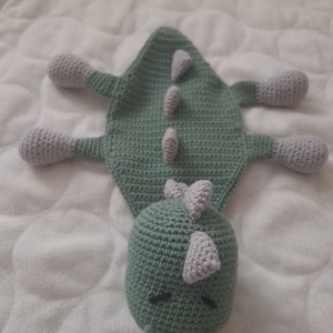 Dínós horgolt szundikendő - játék & sport - plüssállat & játékfigura - plüss dínók - Meska.hu