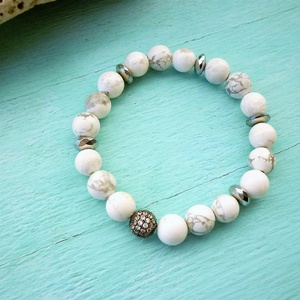 Fehér howlit ásvány karkötő cirkongömbbel díszítve - ékszer - karkötő - gyöngyös karkötő - Meska.hu