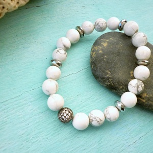 Fehér howlit ásvány karkötő cirkongömbbel díszítve - ékszer - karkötő - gyöngyös karkötő - Meska.hu