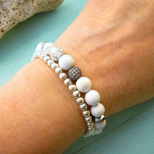 Fehér howlit ásvány karkötő cirkongömbbel díszítve - ékszer - karkötő - gyöngyös karkötő - Meska.hu