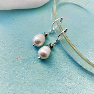 Snowberry - fehér lógós tenyésztett gyöngy fülbevaló sterling ezüst kasztóval - ékszer - fülbevaló - lógó fülbevaló - Meska.hu