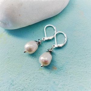 Snowberry - fehér lógós tenyésztett gyöngy fülbevaló sterling ezüst kasztóval - Meska.hu