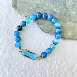 Kék kristály -  csíkos achát ásvány    karkötő - ékszer - karkötő - gyöngyös karkötő - Meska.hu