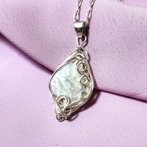 Tekergő  - édesvízi gyöngy medál ezüst láncon - ékszer - nyaklánc - medál - Meska.hu